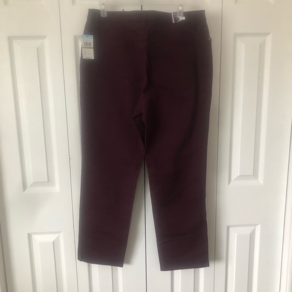 Gloria Vanderbilt Amanda Burgundy 5 Pocket Jean Size 14 Short - Picture 4 of 6